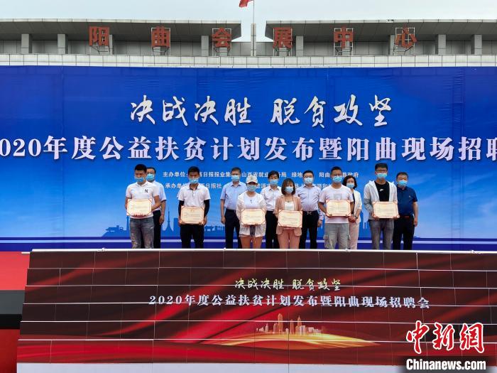 在現(xiàn)場，綠地集團(tuán)與困難就業(yè)群體就業(yè)代表簽署勞務(wù)合同，并為首批6名就業(yè)代表頒發(fā)上崗證書?！∏愊?攝