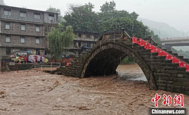 圖為不斷上漲的河水?！≈貞c萬州區(qū)委宣傳部供圖 攝
