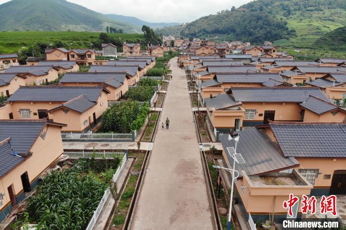 平坦的水泥路從村民居住區(qū)穿過?！埨?攝