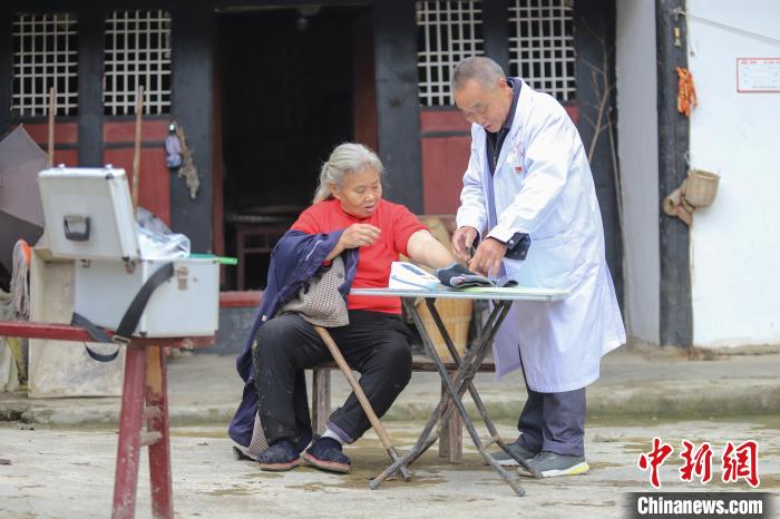 資料圖，貴州村醫(yī)給村民看病?！■暮陚?攝
