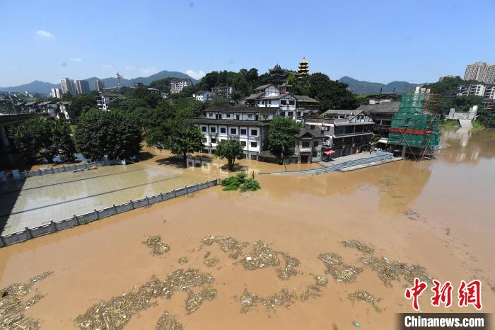 圖為7月27日，嘉陵江重慶段水位持續(xù)上漲，千年古鎮(zhèn)磁器口低洼段已被洪水淹沒?！￡惓?攝