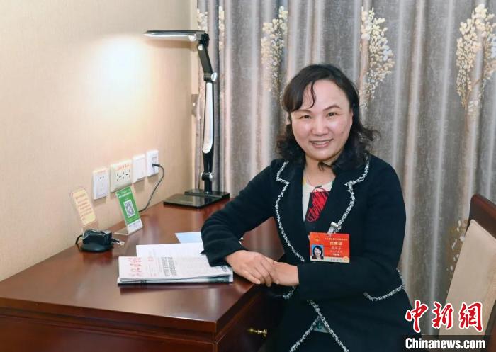 全國人大代表，浙江省臺州市椒江區(qū)大陳實驗學(xué)校校長、黨支部書記翁麗芬 蔡榮章 攝
