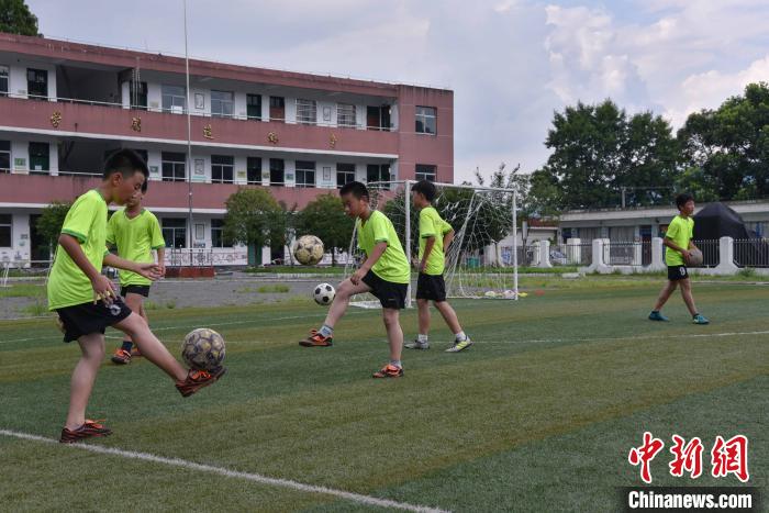 人大代表呼吁篩查防控青少年頸椎、脊柱等健康問題
