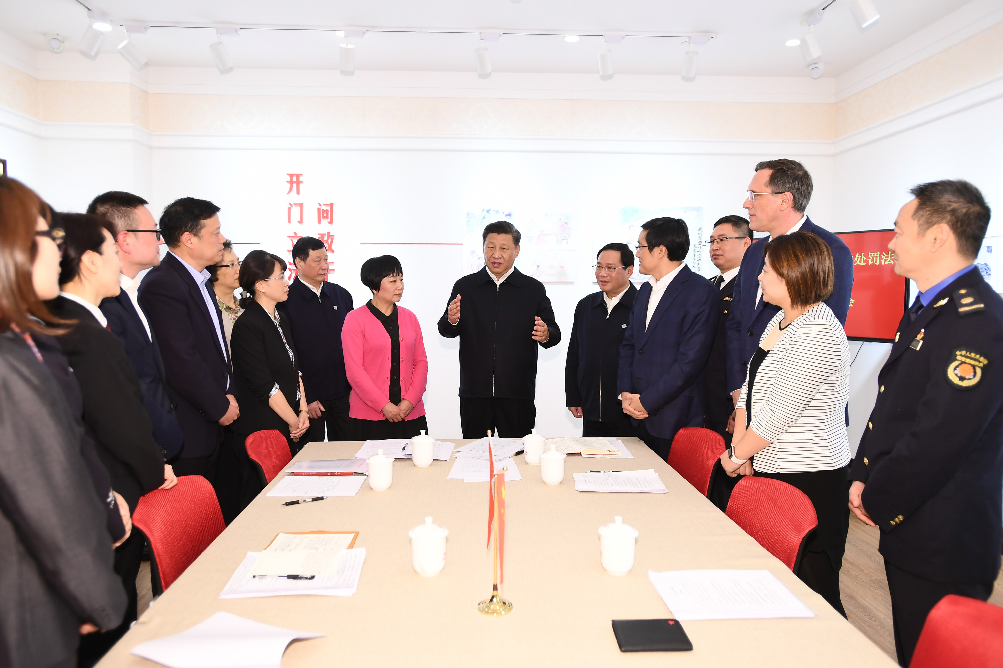2019年11月2日，習(xí)近平總書記在上海長寧區(qū)虹橋街道古北市民中心，同正在參加立法意見征詢的社區(qū)居民代表親切交流。